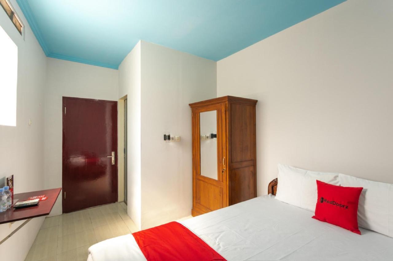 RedDoorz Syariah near Stadion Manahan Solo 2 Exterior foto